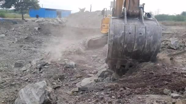 Una Excavadora Que Elimina Roca Suelo Del Sitio Construcción — Vídeo de stock