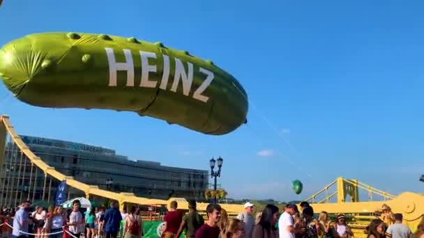 Menschenmassen Genießen Während Des Pickelsburgh Pickle Food Festivals Pittsburgh Pennsylvania — Stockvideo