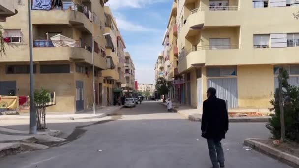 Imágenes Pov Caminando Barrio Residencial Aire Libre — Vídeo de stock