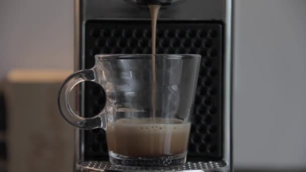 咖啡机生产浓缩咖啡或黑咖啡并将其倒入杯子的景象 — 图库视频影像