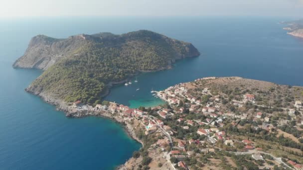 Een Luchtfoto Van Stad Assos Strand Golfvelden Griekenland — Stockvideo