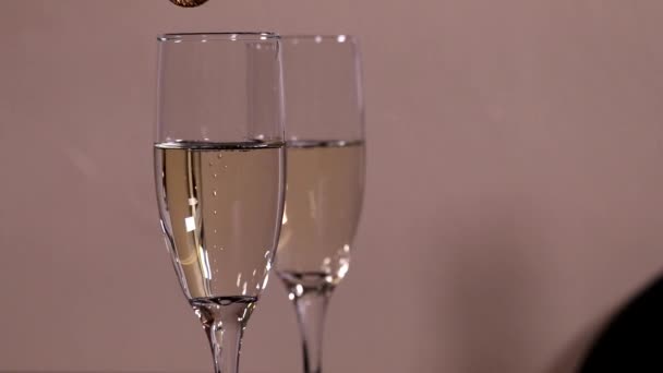 Een Hand Die Een Ring Een Glas Champagne Gooit — Stockvideo