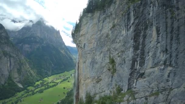 Lauterbrunnen Fpv Drone Flygning Vattenfall Dyk Vacker Schweizisk Alpin Dal — Stockvideo