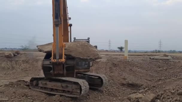 Una Excavadora Está Levantando Una Gran Piedra Arcilla Mientras Cavaba — Vídeo de stock