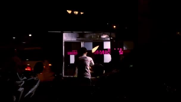 Rückansicht Eines Mannes Der Nachts Roti Aus Seinem Lebensmittelwagen Der — Stockvideo