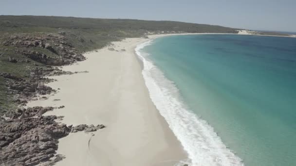 Una Vista Aérea Hermosas Olas Mar Salpicando Playa — Vídeos de Stock