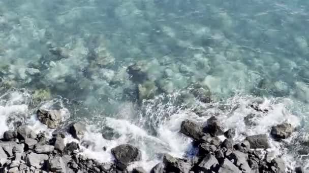 Zeezijde Van Bovenaf Golven Die Stenen Rotsen Raken Blauw Water — Stockvideo