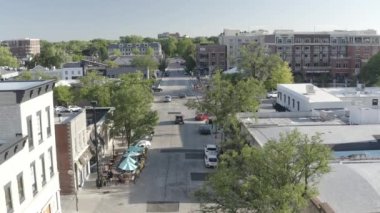 Güneşli bir sabahta modern bir şehirdeki binaların hava manzarası.