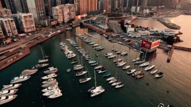 Gün batımında Hong Kong 'daki Causeway Körfezi' nin hava görüntüsü.