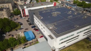 Kaunas, Litvanya 'da güneş panelleri olan güzel bir ev manzarası.