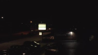 Naperville Illinois 'in küçük bir kasabadaki rastgele sokaklarını gösteren bir insansız hava aracı.