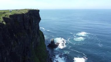 Moher, İrlanda 'da mavi Atlantik okyanusu olan güzel kayalıkların ve kayaların hava manzarası.