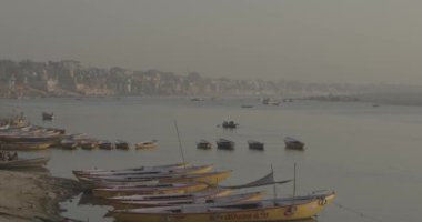 Varanasi, Hindistan 'da deniz kenarında çok tekne var.