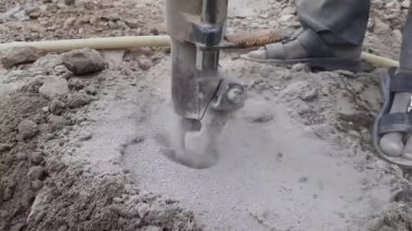 Sanatsal madencilik için büyük kayayı matkapla delen yakın çekim..