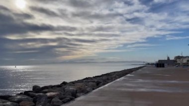 Güneş doğarken deniz kıyısında yürüyen Pov görüntüleri