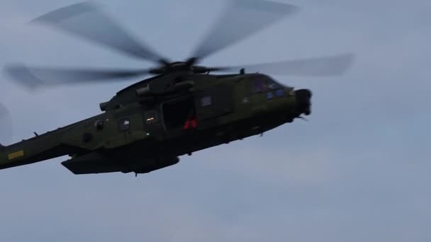 Disparo Bajo Ángulo Helicóptero Militar Vuelo Luz Del Día Cielo — Vídeos de Stock