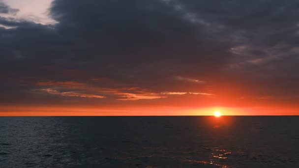 Ein Wunderschöner Orangefarbener Sonnenuntergang Bewölkten Himmel Über Dem Meer — Stockvideo