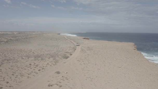 Автомобиль Проезжающий Вдоль Скал Отдаленном Уголке Западной Австралии Океан Встречает — стоковое видео