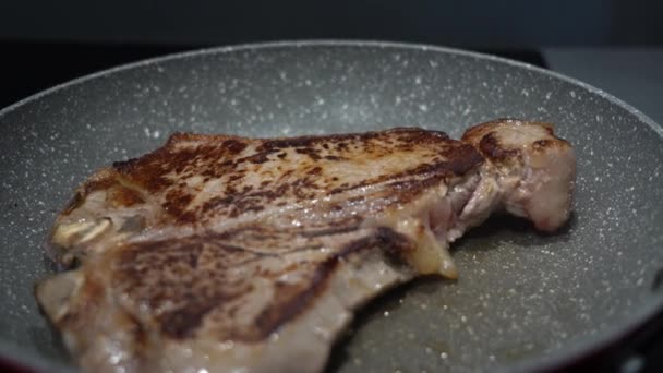 Een Close Shot Van Een Bone Steak Bakken Pan — Stockvideo