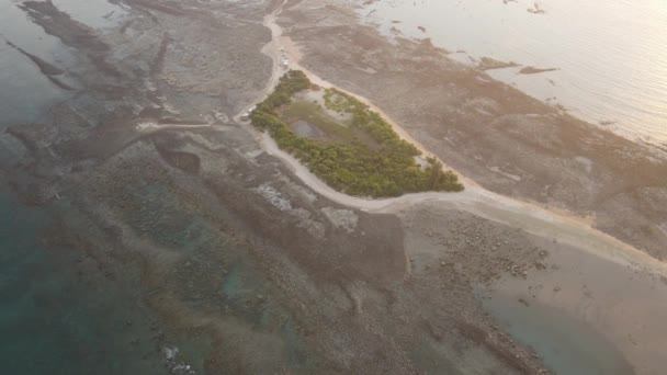 Vzdušný Výhled Ostrov Kolem Moře Při Západu Slunce — Stock video