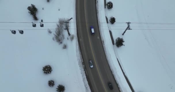 Piękny Widok Lotu Ptaka Samochody Jadące Drodze Otoczonej Śniegiem — Wideo stockowe