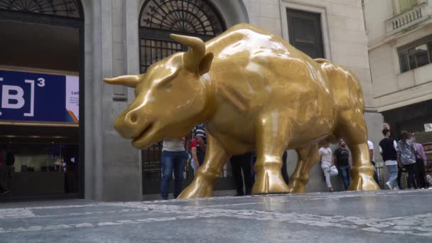 Replica Statue Charging Bull Wall Street New York Installed Front — Vídeo de stock