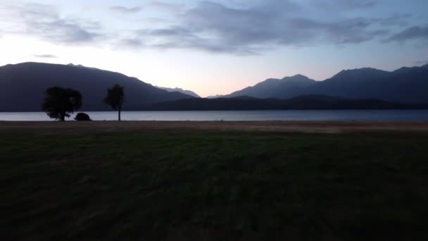 Antenn Utsikt Över Ett Vackert Hav Nära Bergen Nya Zeeland — Stockvideo