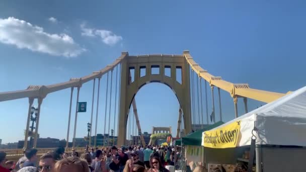 Люди Насолоджуються Пікелсбурзьким Святом Огірки Піттсбурзі Штат Пенсильванія Влітку Кулькою — стокове відео