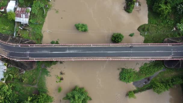 孟加拉国班达班森林下雨天 一座横跨一条脏河的桥的空中录像 — 图库视频影像
