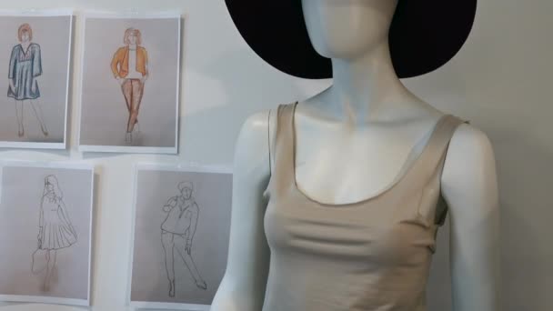 Woman Mannequin White Tank Top Black Floppy Hat Sketches Dresses — Vídeo de Stock