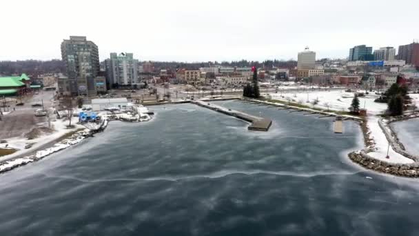 Aerial View Frozen Barrie Lake Cityscape Covered Snow Winter Ontario — Vídeo de stock