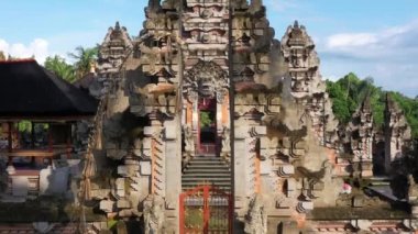 Bali 'deki Ubud Su Sarayı' nın (Puri Saren Ubud) insansız hava aracı görüntüleri.