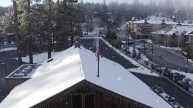 Evlerin üzerine yağan karın havadan görünüşü