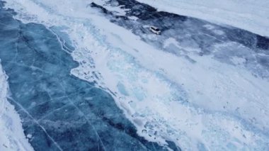 Buzda giden bir arabanın insansız hava aracı görüntüleri.