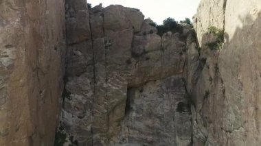 Kuzey Suudi Arabistan 'daki bulutlu gökyüzünün altında güzel bir dağ ve şehrin büyüleyici drone görüntüsü