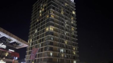 İstanbul, Türkiye 'de Yenibosna Star City' nin yanındaki bir binanın gece manzarası