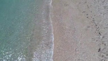 Sahili yıkayan dalgaların havadan görüntüsü.