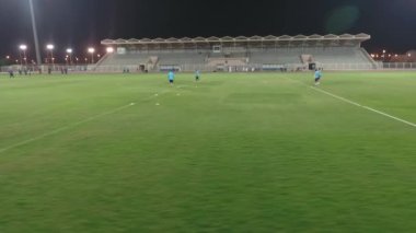 Futbol sahasındaki bir maç için antrenman yapan oyuncuların hava görüntüsü