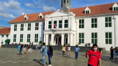 İnsanlar eski Jakarta kasabasında takılıyor.