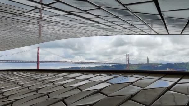 Krásný Snímek Mostu Dubna Muzea Maat Lisabonu Portugalsku — Stock video