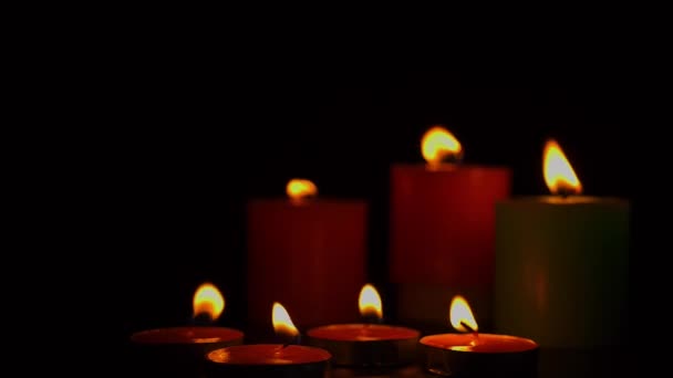 Ένα Κοντινό Πλάνο Αναμμένα Κεριά Φωτεινή Φλόγα — Αρχείο Βίντεο