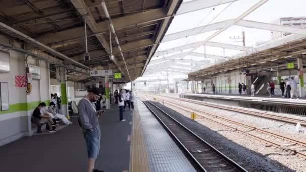 Muž Čekající Vlak Víkendu — Stock video