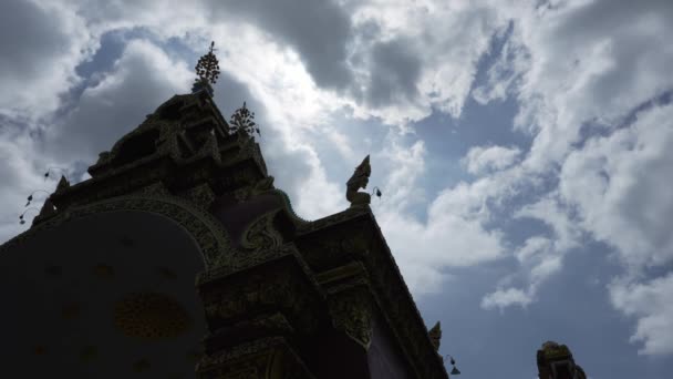 Een Lage Hoek Opname Van Een Thaise Tempel Blauwe Bewolkte — Stockvideo