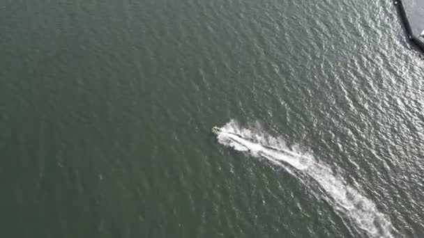 Een Luchtfoto Van Een Drone Een Jetski Boot Richting Haven — Stockvideo