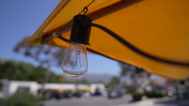 Een Close Van Uitgeschakelde Lampen Een Oranje Paraplu — Stockvideo