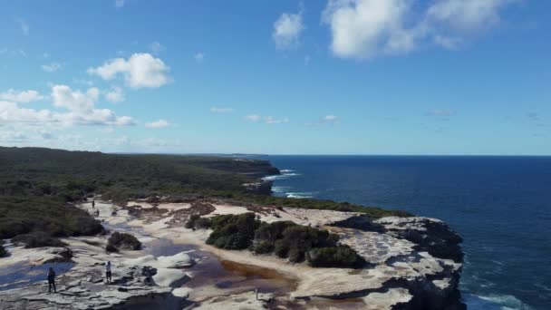 Piękne Nagranie Dronów Zielonych Nadmorskich Klifów Błękitnego Krajobrazu Morskiego Australia — Wideo stockowe