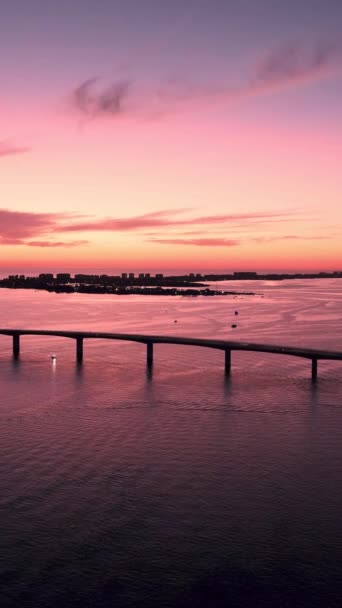Вид Повітря Морський Міст Чистому Блакитному Морі Фіолетовому Заході Сонця — стокове відео