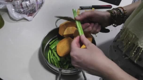 Top View Person Cutting Green Beans Potato Metallic Saucepan — Vídeo de Stock