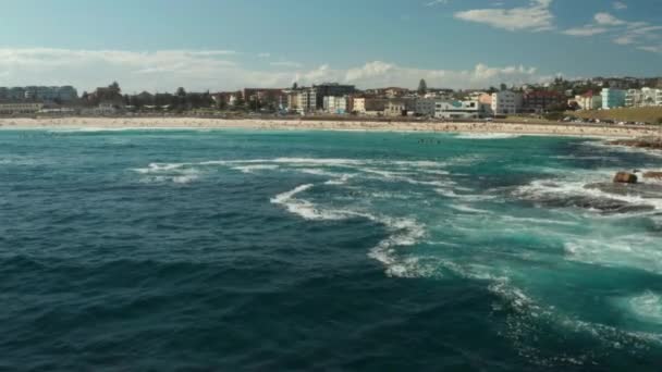 Una Splendida Vista Oceano Ondulato Con Una Città Sullo Sfondo — Video Stock