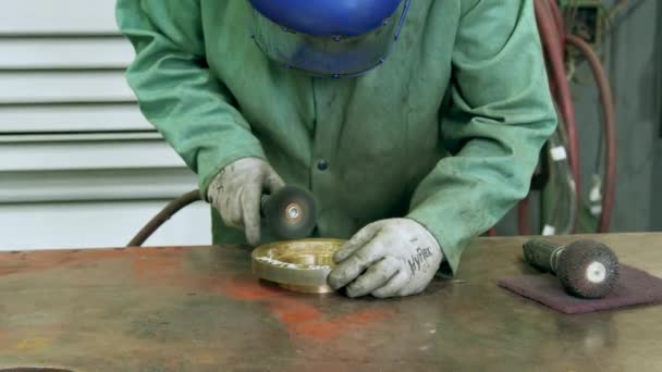 Worker Adding Sparking Metal Turning Lathe — Vídeo de Stock